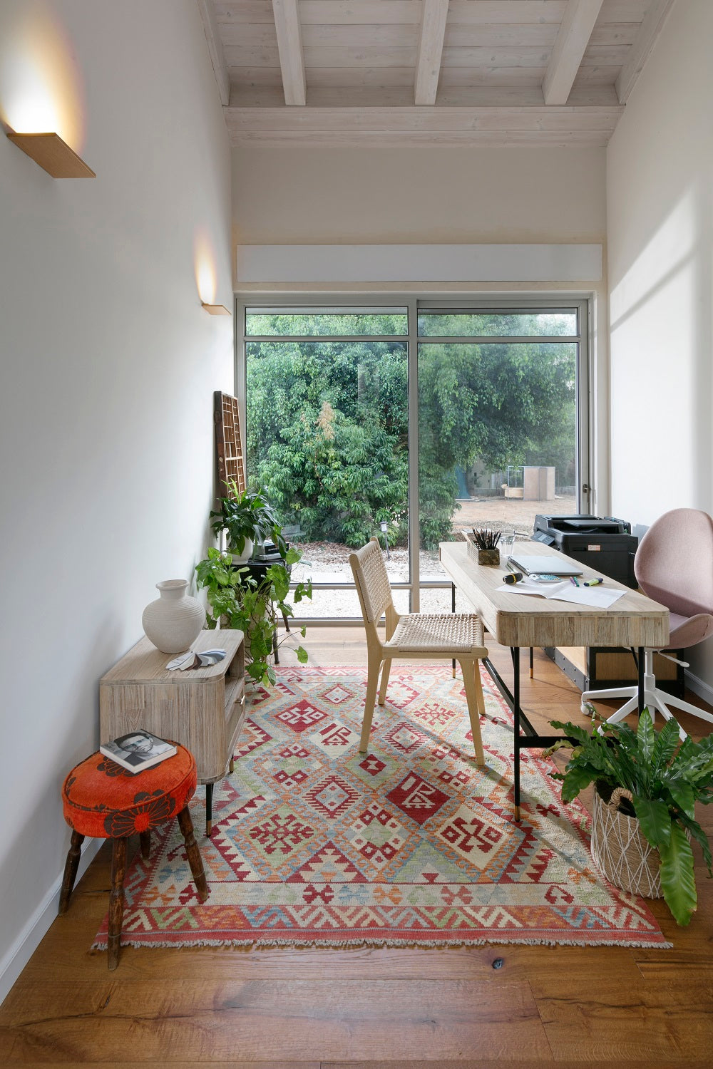 כיסא מעץ מלא חבלים