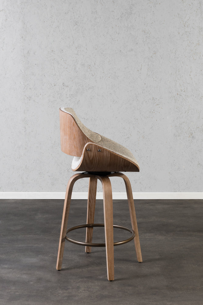 כיסא בר מעץ מלא בשילוב ריפוד בד בהיר בעל משענת נמוכה