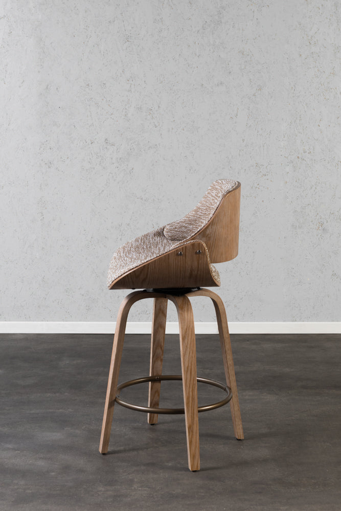 כיסא בר מעץ מלא בשילוב ריפוד בד חום בעל משענת נמוכה