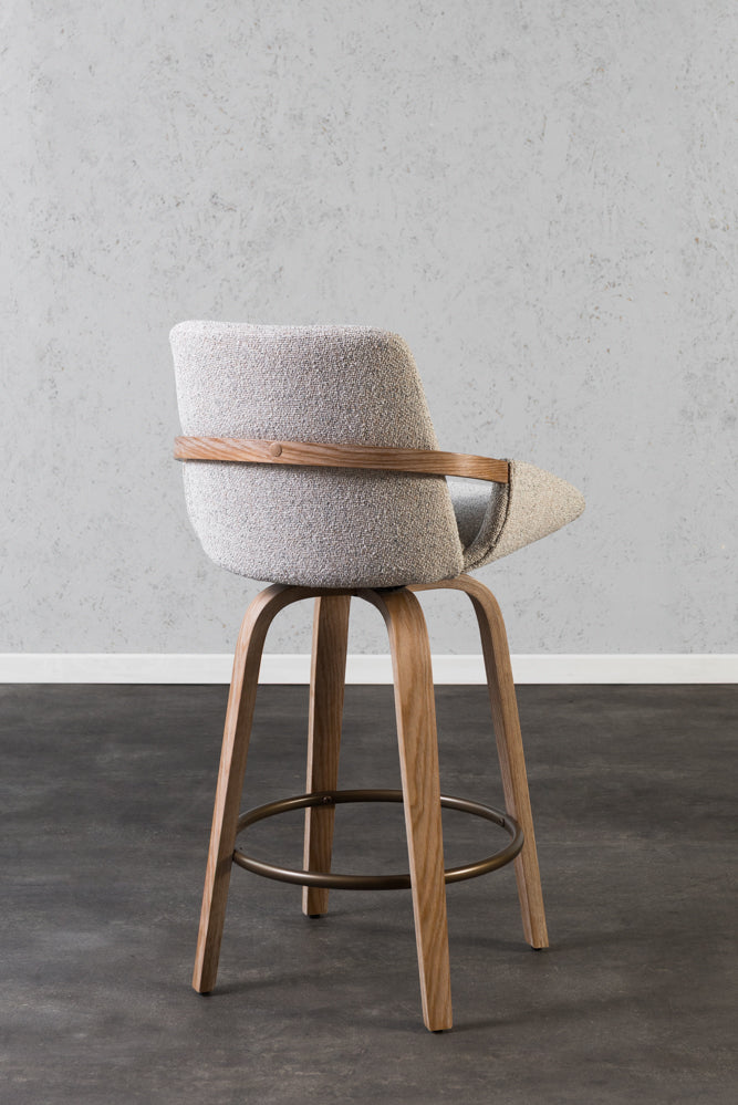 כיסא בר מעץ מלא בשילוב ריפוד בד בהיר בעל משענת גבוהה