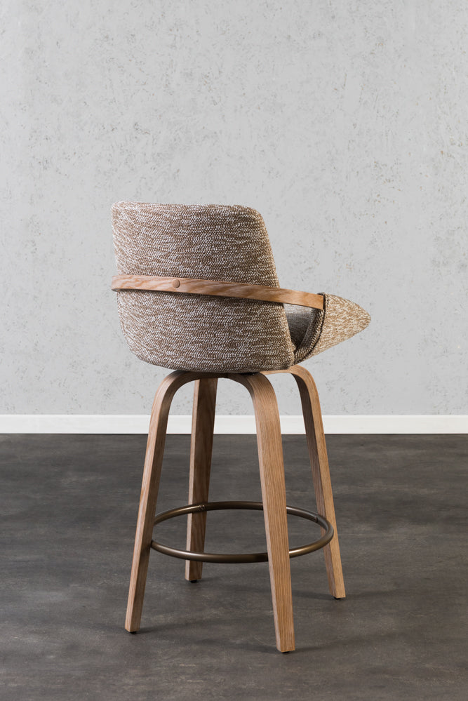 כיסא בר מעץ מלא בשילוב ריפוד בד חום בעל משענת גבוהה