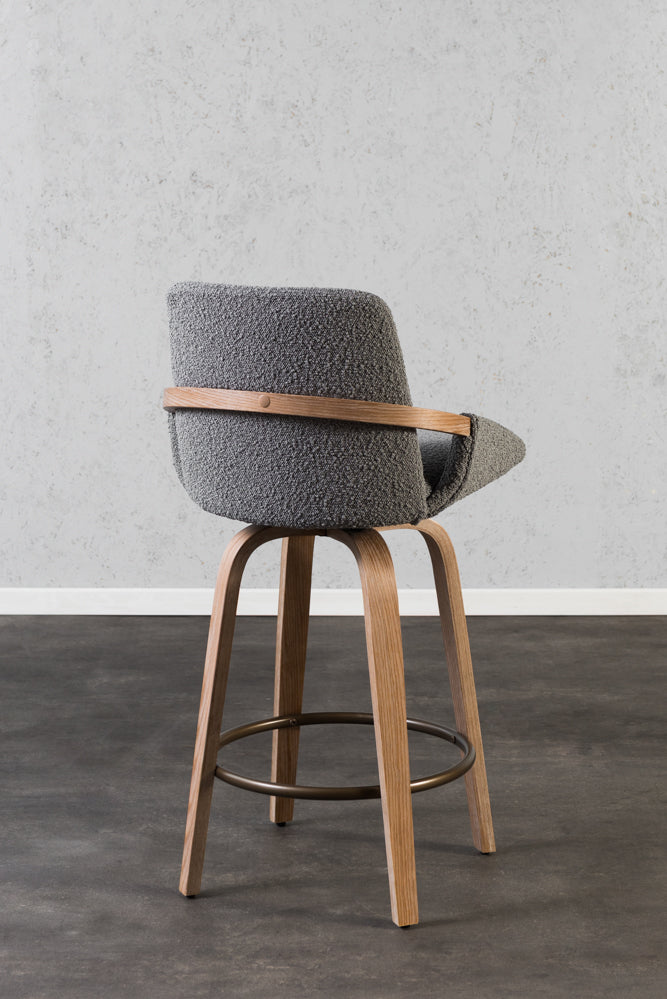 כיסא בר מעץ מלא בשילוב ריפוד בד אפור בוקלה בעל משענת גבוהה