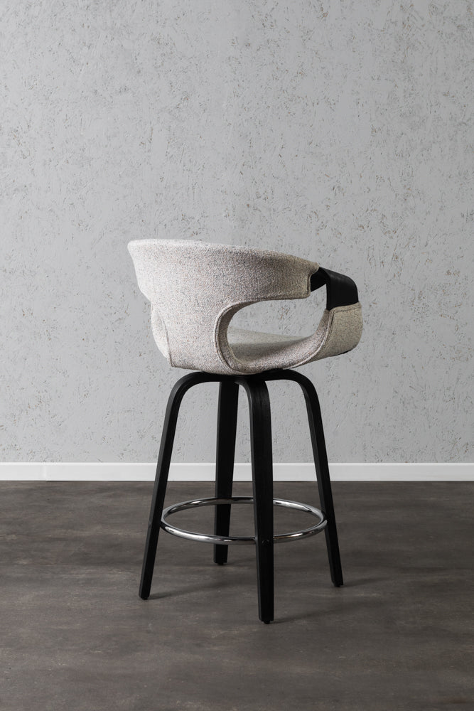 כיסא בר מרופד בד בהיר בעל ידיות עבות מעוגלות