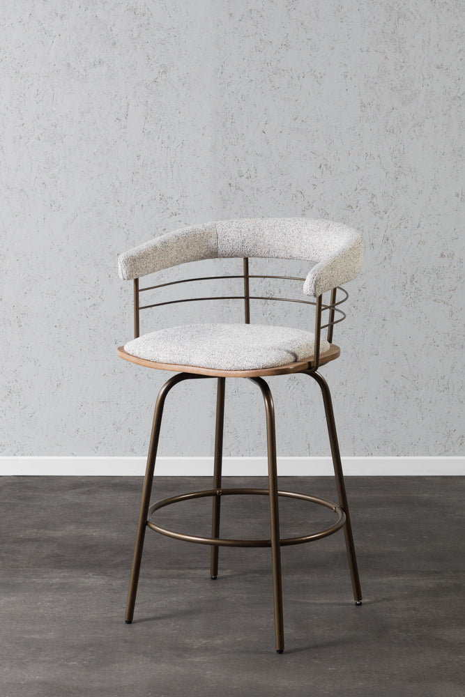 כיסא בר מרופד משענת מעוגלת בשילוב מתכת בד בהיר