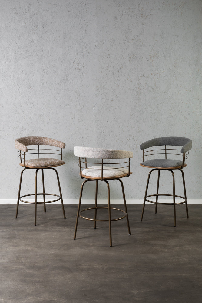 כיסא בר מרופד משענת מעוגלת בשילוב מתכת בד בהיר