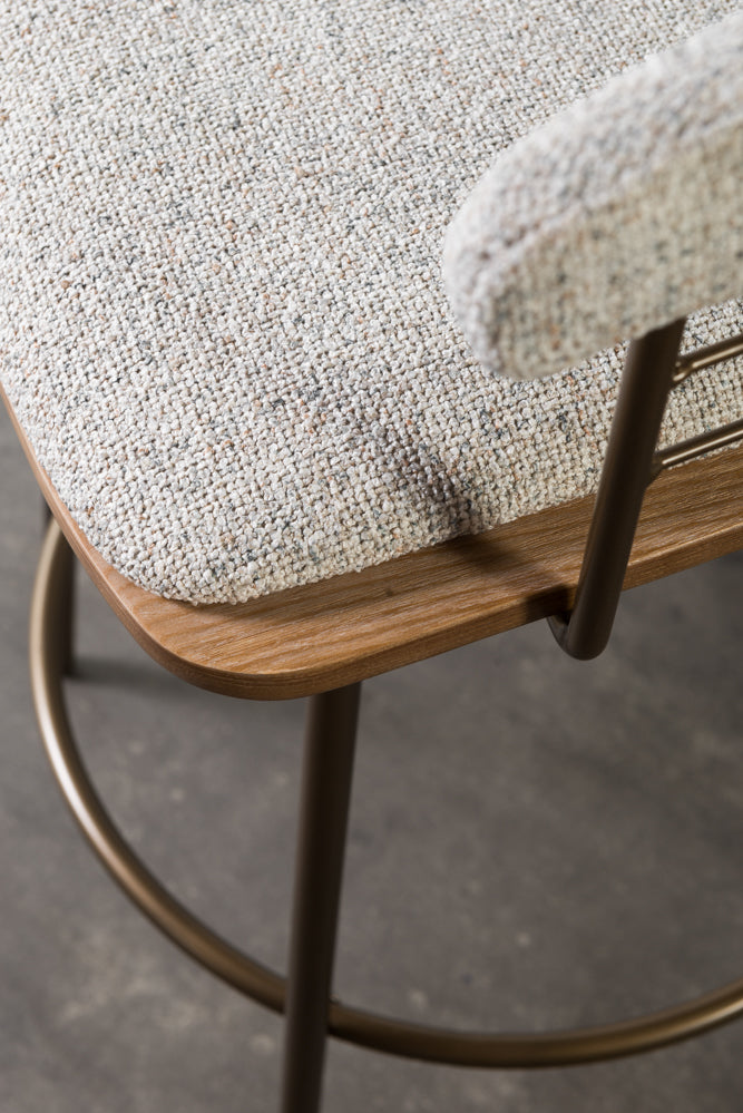 כיסא בר מרופד משענת מעוגלת בשילוב מתכת בד בהיר