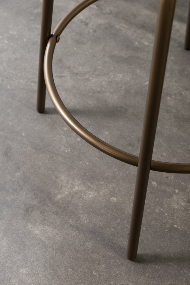 כיסא בר מרופד משענת מעוגלת בשילוב מתכת בד בהיר