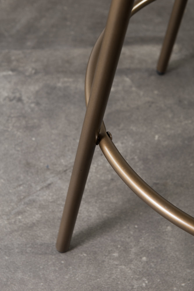 כיסא בר מרופד משענת מעוגלת בשילוב מתכת בד בהיר