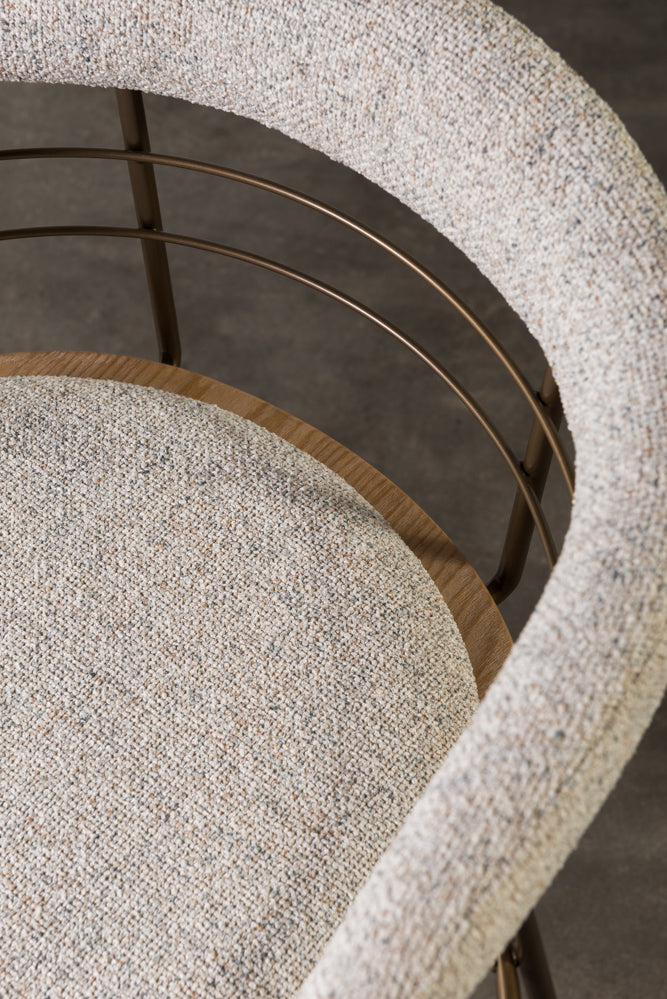 כיסא בר מרופד משענת מעוגלת בשילוב מתכת בד בהיר