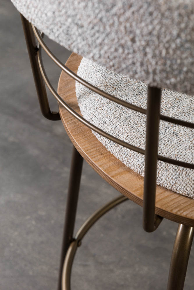 כיסא בר מרופד משענת מעוגלת בשילוב מתכת בד בהיר