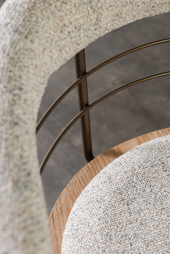 כיסא בר מרופד משענת מעוגלת בשילוב מתכת בד בהיר