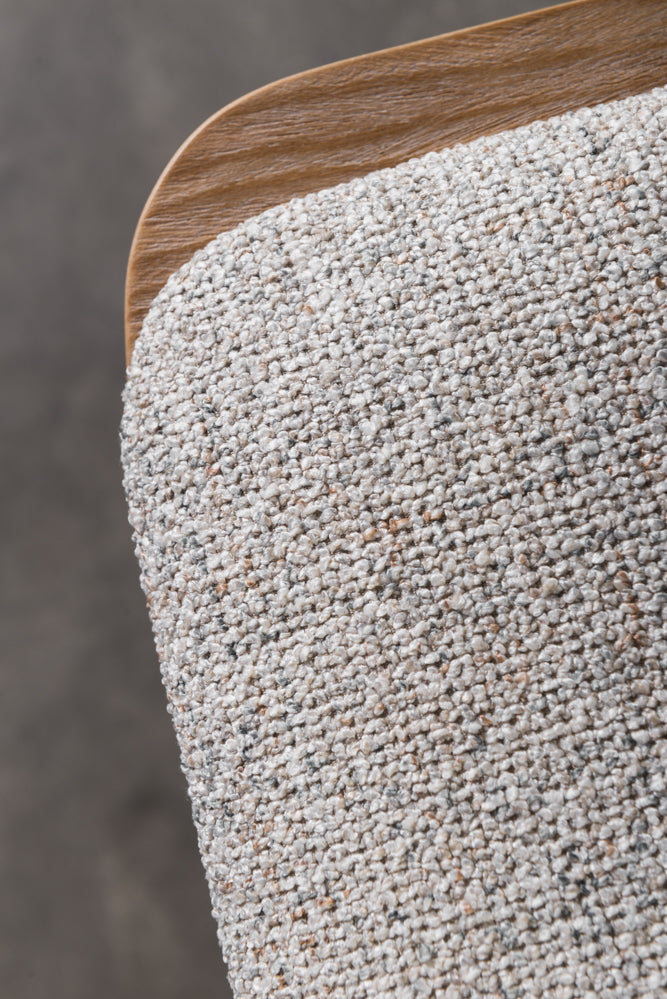 כיסא בר מרופד משענת מעוגלת בשילוב מתכת בד בהיר