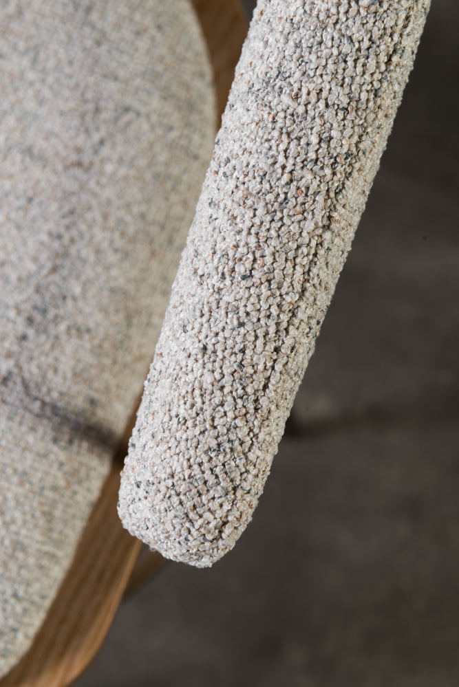 כיסא בר מרופד משענת מעוגלת בשילוב מתכת בד בהיר