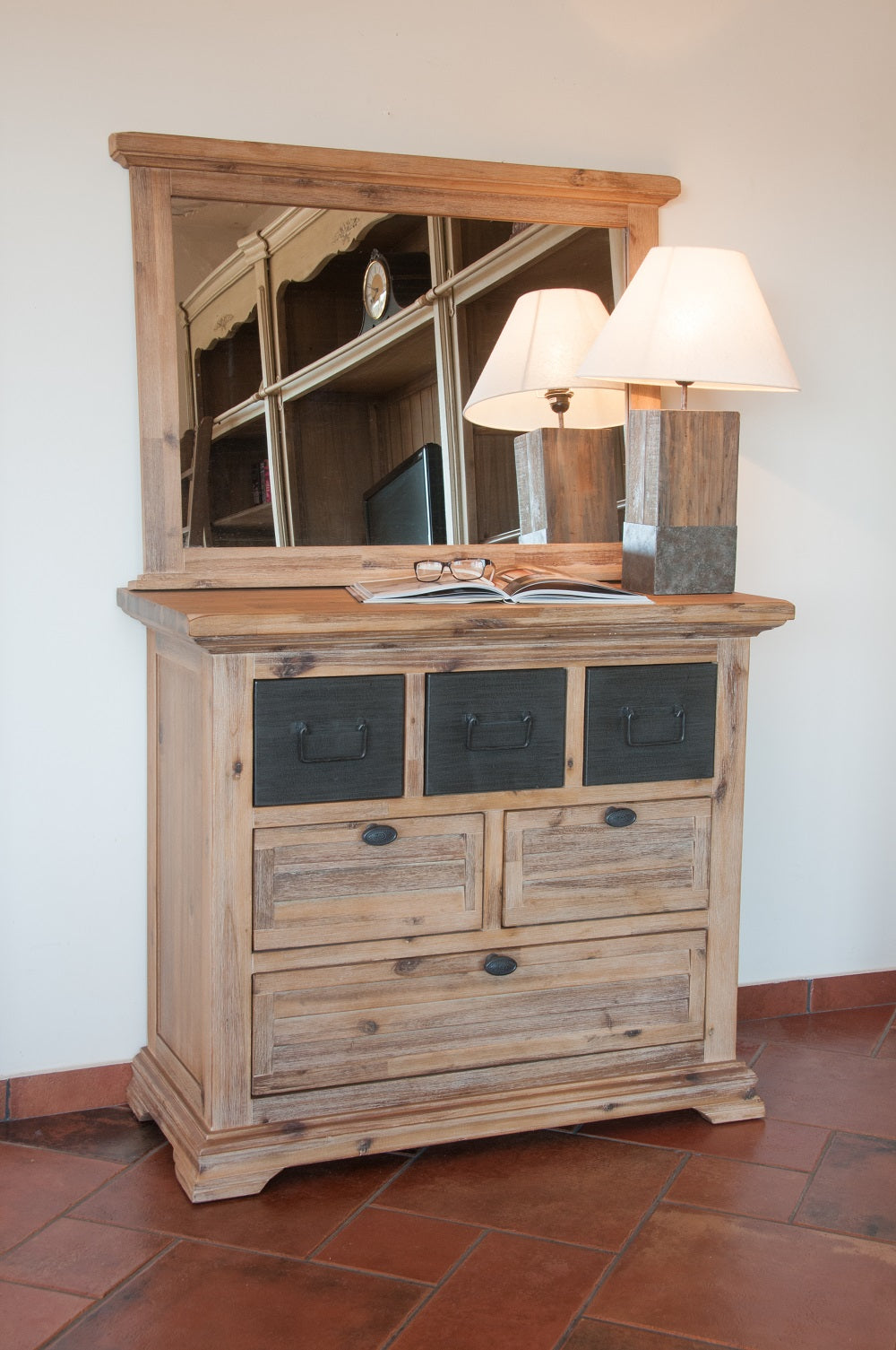 קומודה מעץ מלא בסנגון כפרי