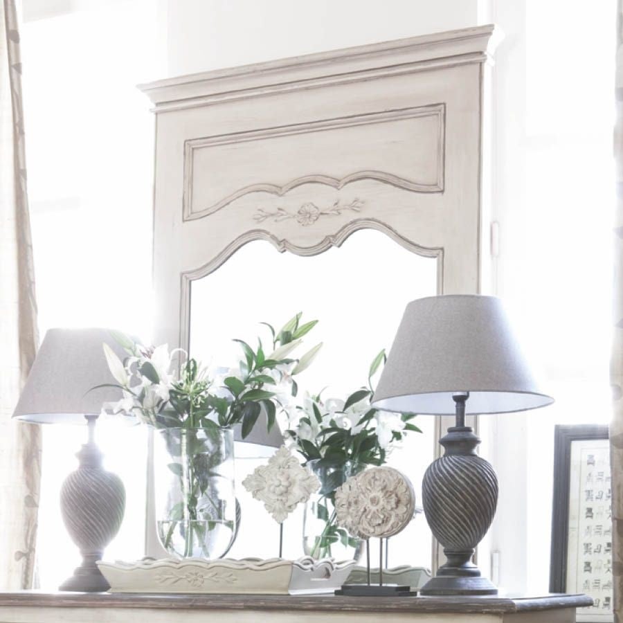 מראה גדולה בעלת מסגרת עץ מלא לתלייה מקולקציית שאטו