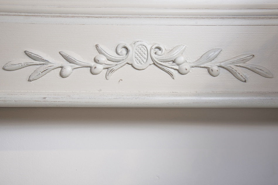 מראה ענקית בסגנון ריהוט כפרי מקולקציית רומנס בגוון בז’ בהיר (גוון לוברון)