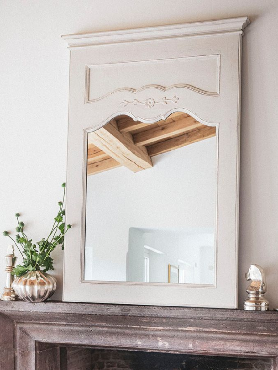 מראה גדולה לתלייה בעלת מסררת עץ מלא מקולקציית שאטו בהיר (לבן עתיק)