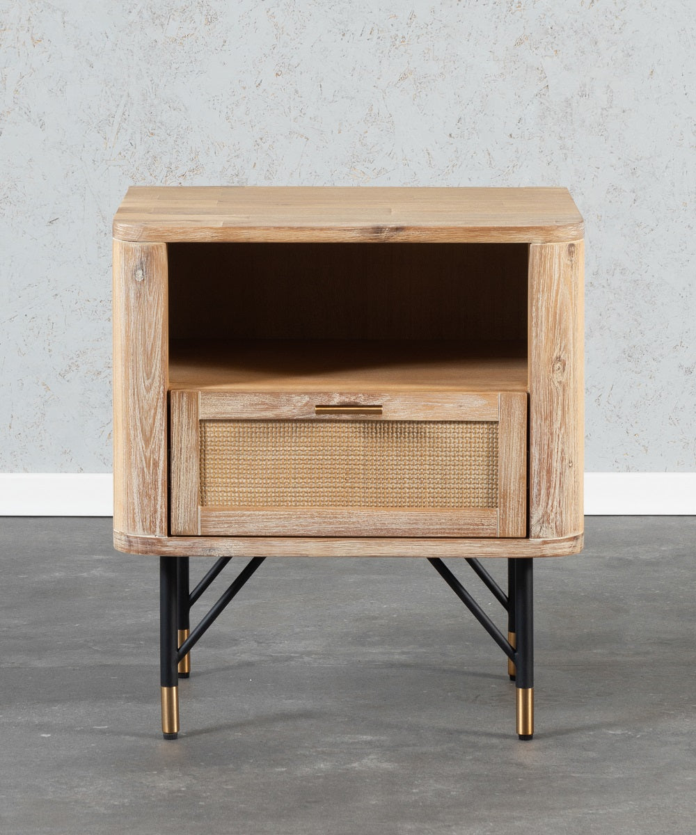 שידת לילה מעץ מלא בסנגון כפרי