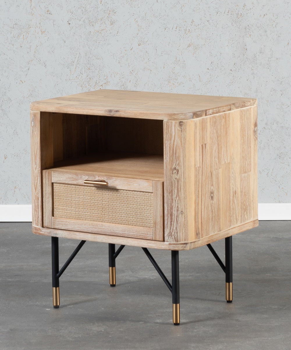 שידת לילה מעץ מלא בסנגון כפרי