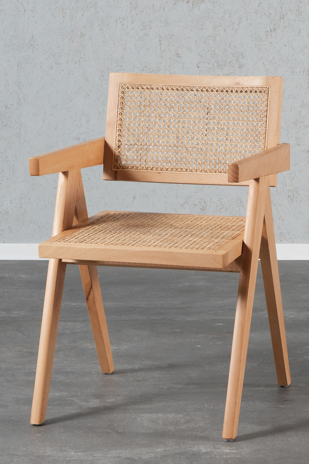 כיסא מעץ מלא בסנגון כפרי