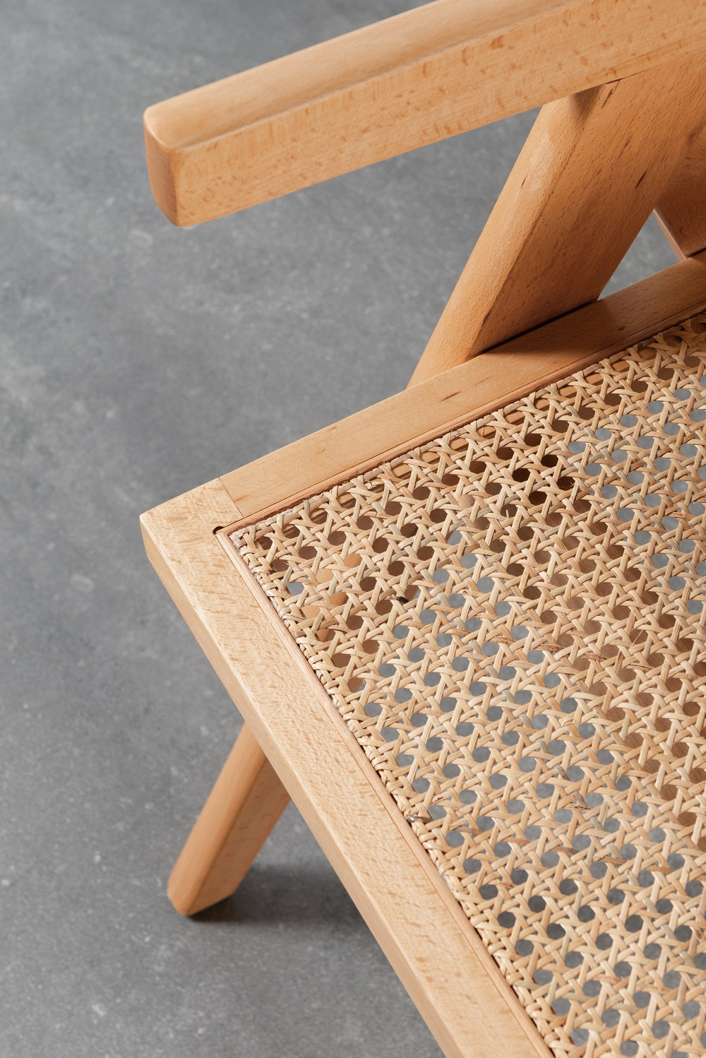 כיסא מעץ מלא בסנגון כפרי