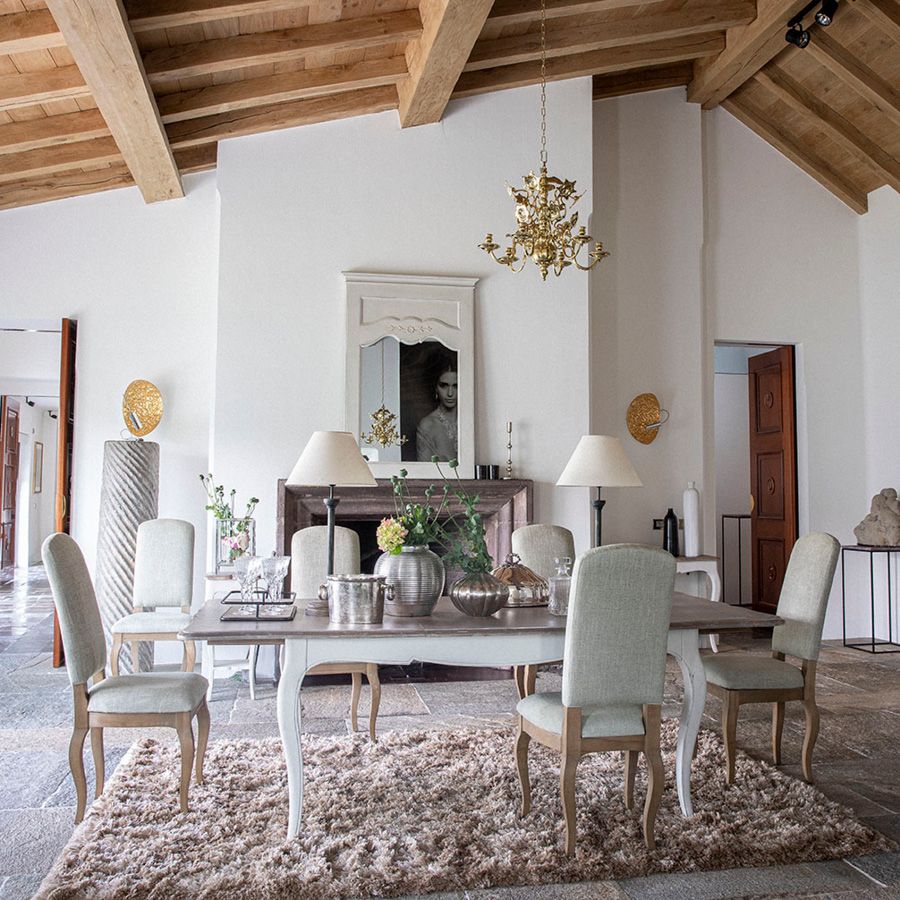 שולחן אוכל מעץ מלא בסנגון כפרי