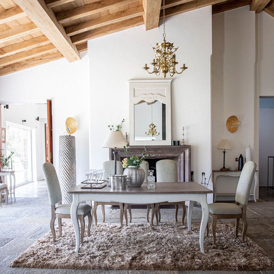 מראה גדולה לתלייה בעלת מסררת עץ מלא מקולקציית שאטו בהיר (לבן עתיק)