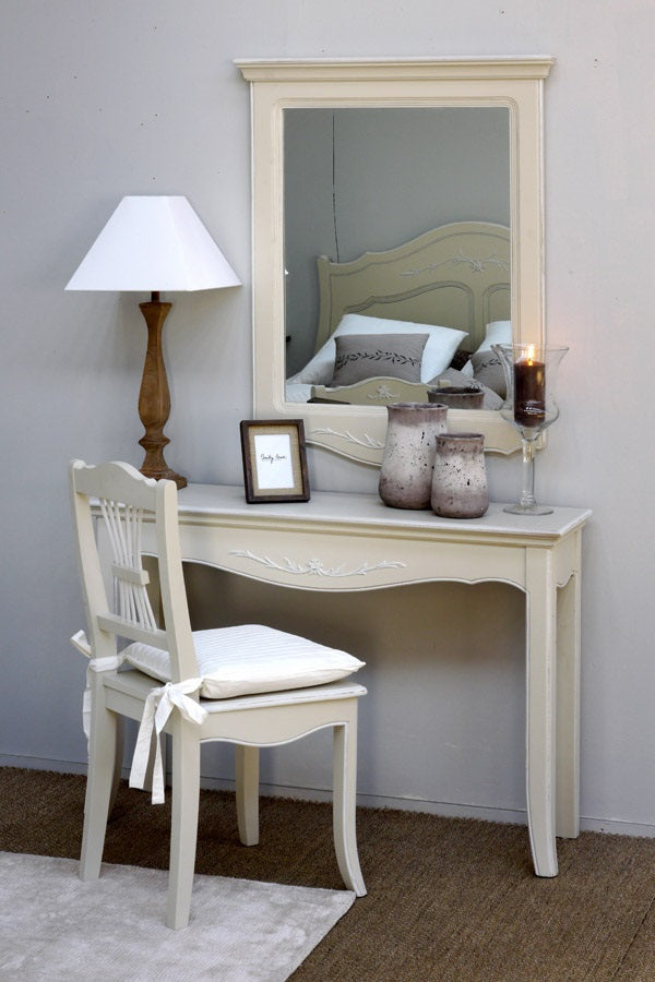 מראה בסגנון ריהוט כפרי מקולקציית לוברון