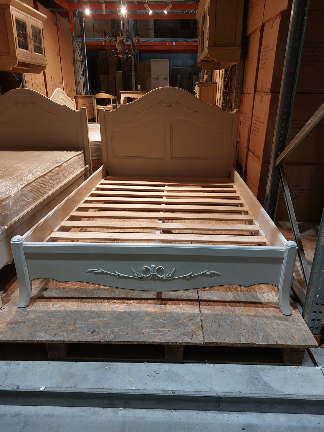 מיטה זוגית מעץ מקולקציית לוברון 140/190 - סוג ב'