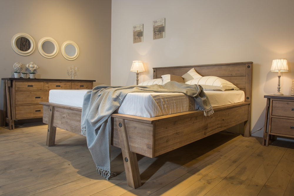 מיטה מעץ מלא בסנגון כפרי