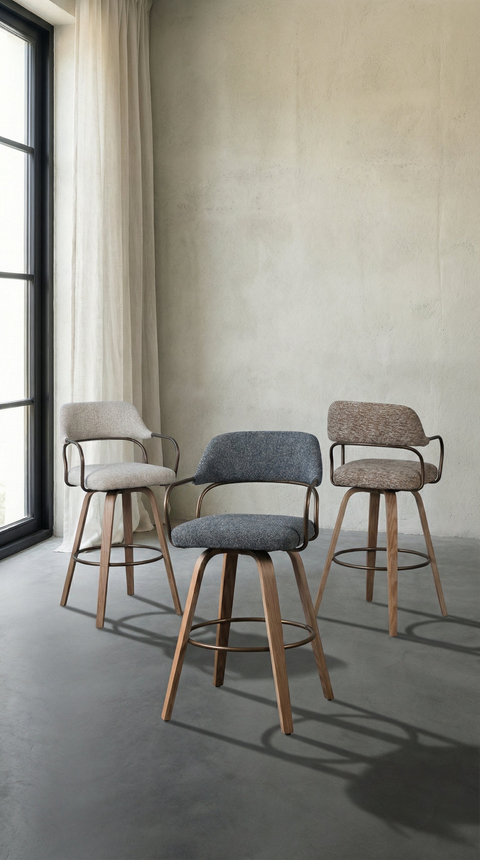 כיסא בר ידיות מתכת דקות בד חום