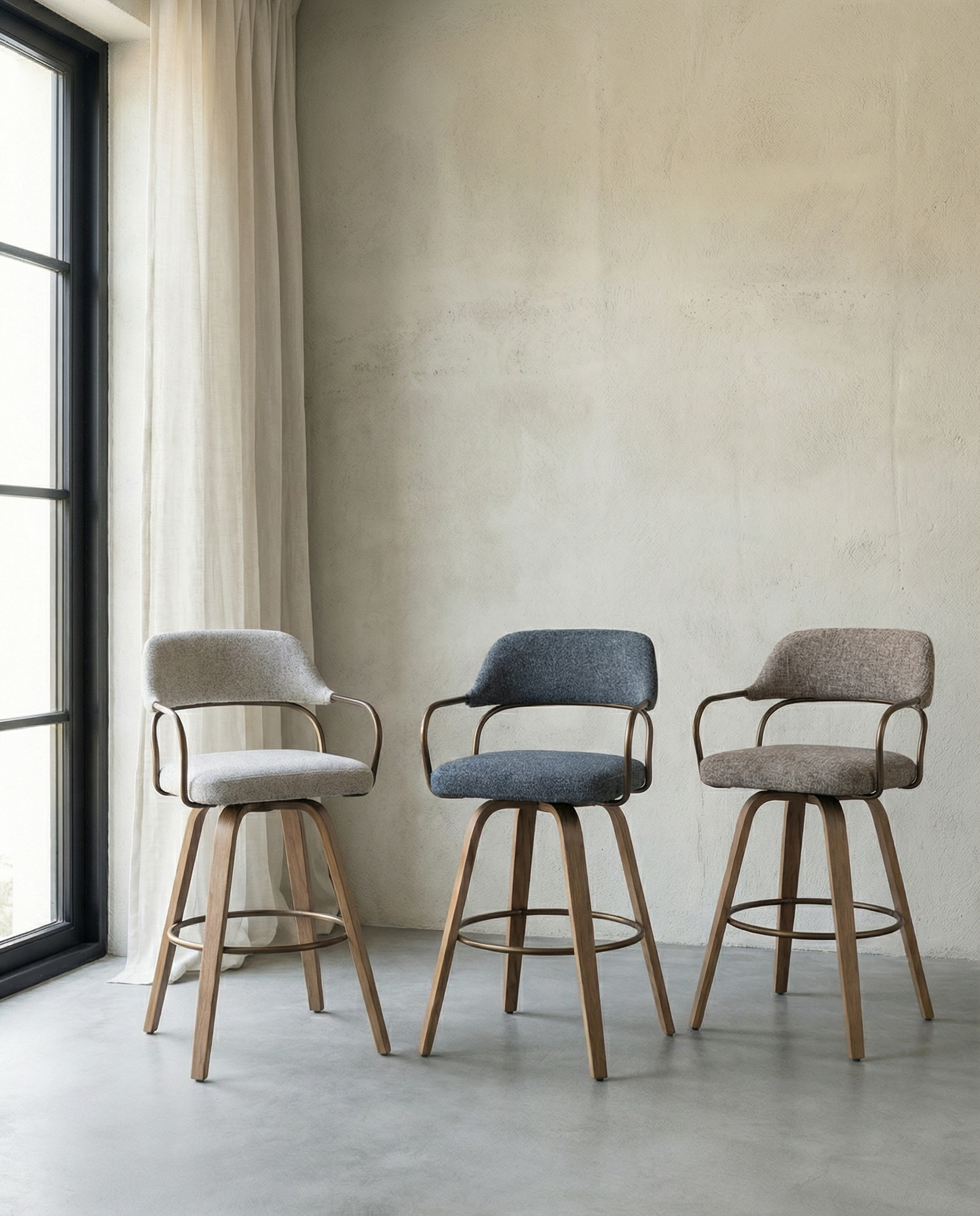 כיסא בר ידיות מתכת דקות בד חום