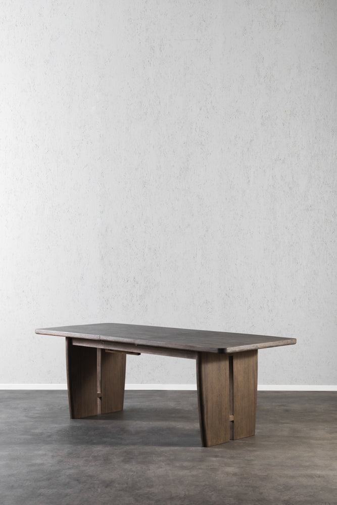 שולחן אוכל מעץ מקולקציית טרוורטין