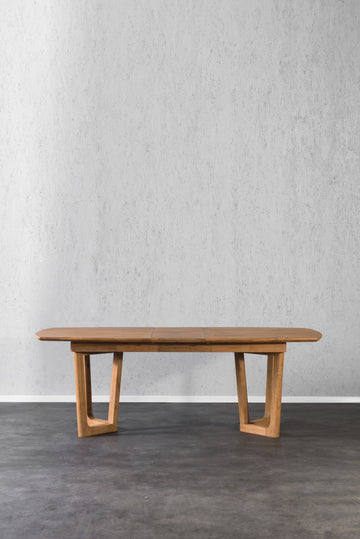 שולחן אוכל מעץ מקולקציית מטרו