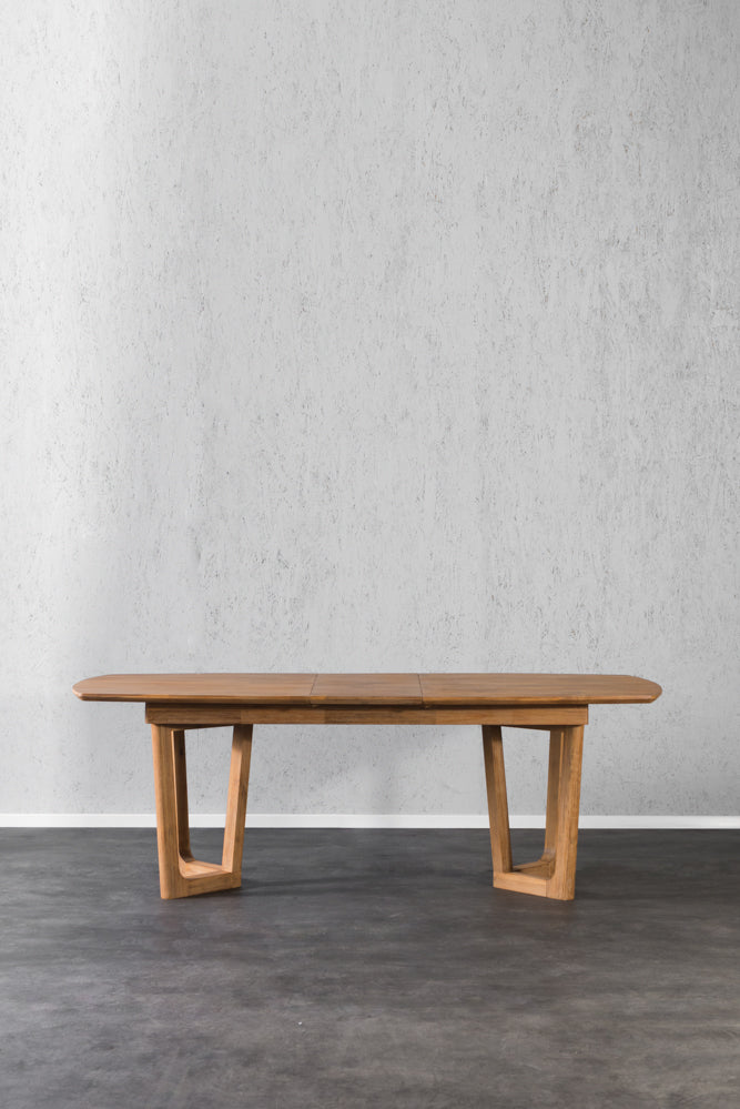 שולחן אוכל מעץ מקולקציית מטרו