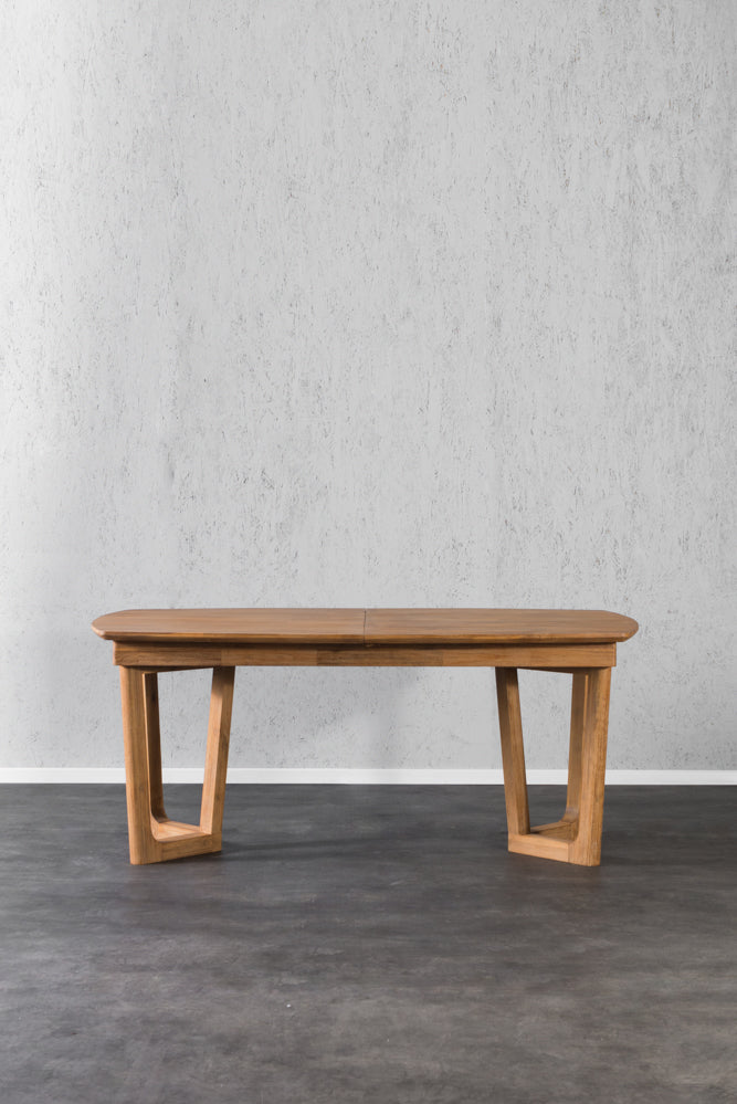 שולחן אוכל מעץ מקולקציית מטרו