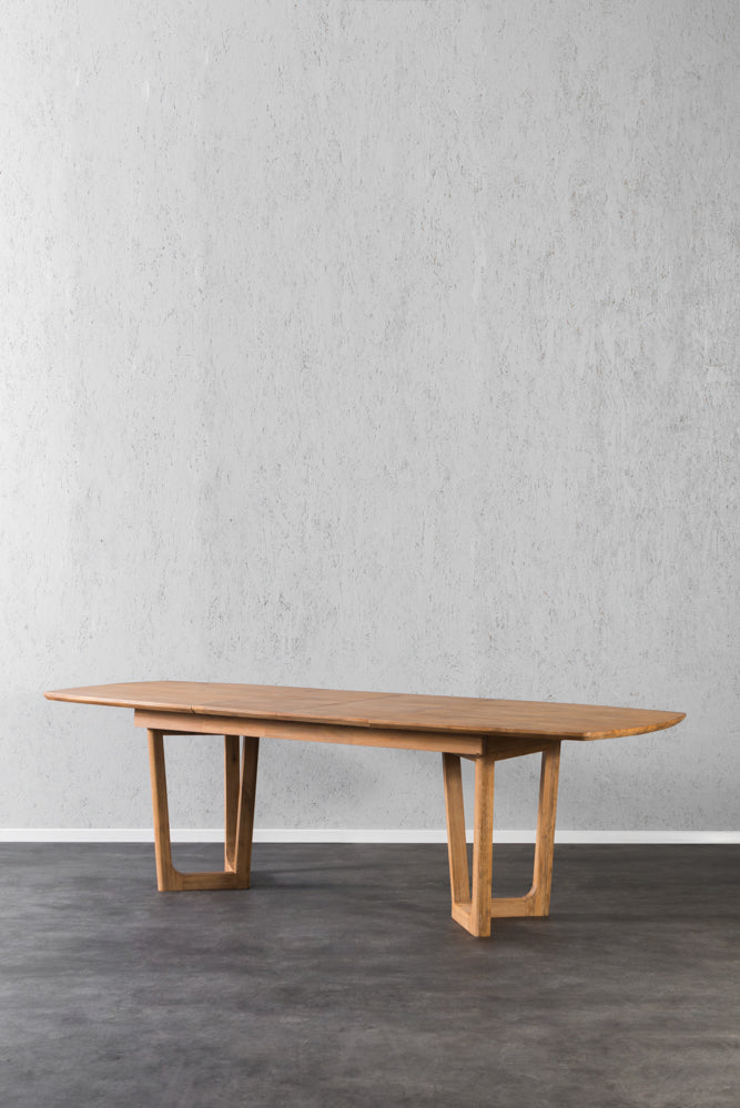 שולחן אוכל מעץ מקולקציית מטרו