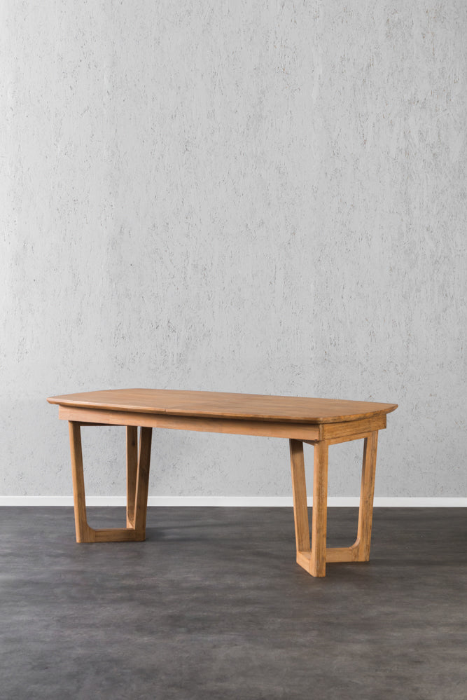 שולחן אוכל מעץ מקולקציית מטרו