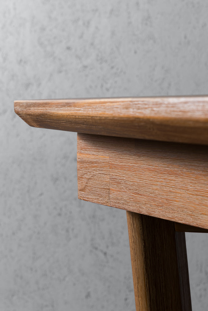 שולחן אוכל מעץ מקולקציית מטרו