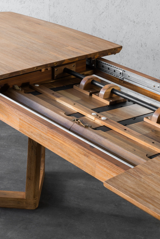 שולחן אוכל מעץ מקולקציית מטרו