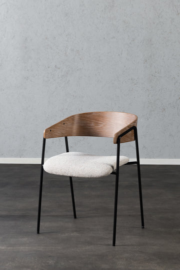 כיסא מרופד בד בהיר בעל משענת עץ ורגליים דקות