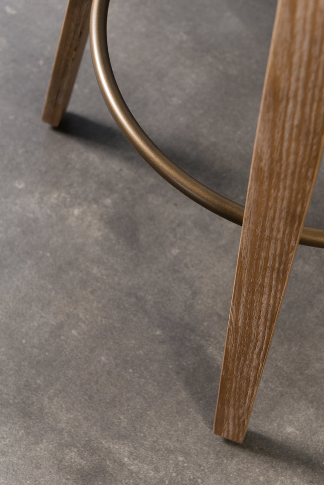 כיסא בר ידיות מתכת דקות בד חום