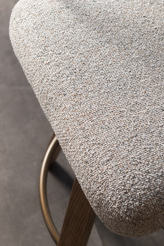 כיסא בר ידיות מתכת דקות בד בהיר