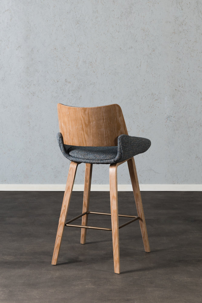 כיסא בר עץ גב ומושב מרופדים בד ג'ינס