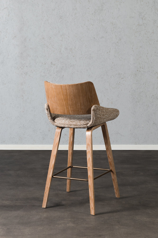 כיסא בר עץ גב ומושב מרופדים בד חום