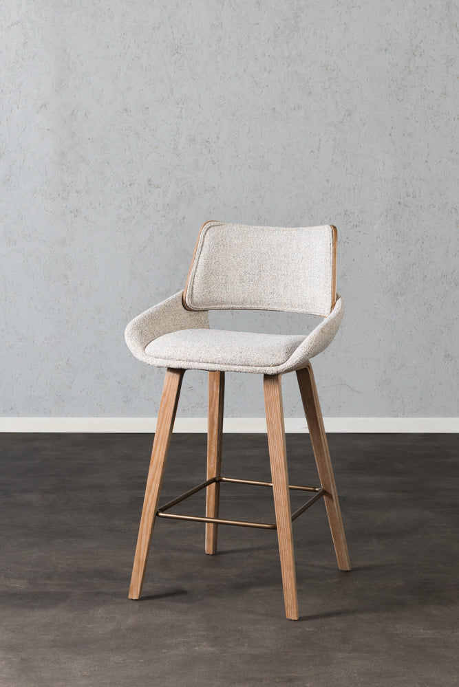 כיסא בר עץ גב ומושב מרופדים בד בהיר