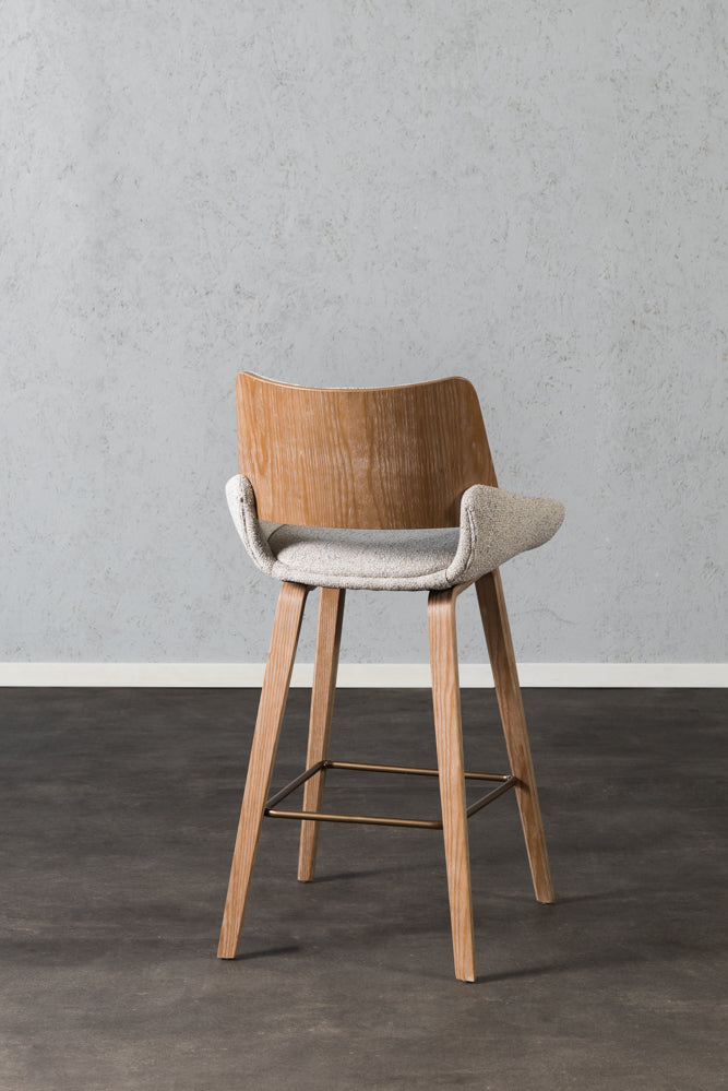 כיסא בר עץ גב ומושב מרופדים בד בהיר