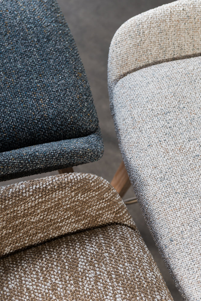 כיסא בר עץ גב ומושב מרופדים בד חום