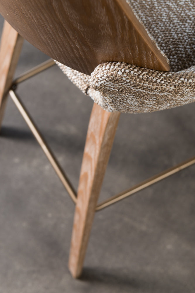 כיסא בר עץ גב ומושב מרופדים בד חום