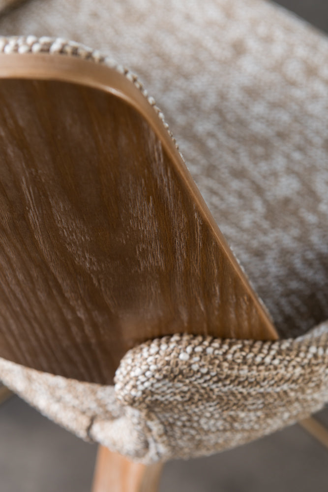 כיסא בר עץ גב ומושב מרופדים בד חום